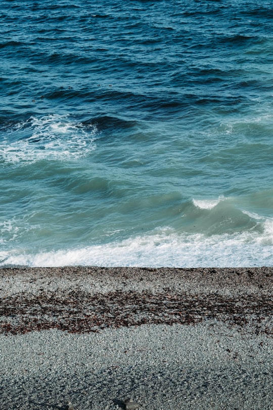 sea waves crashing on shore during daytime in Percé Canada