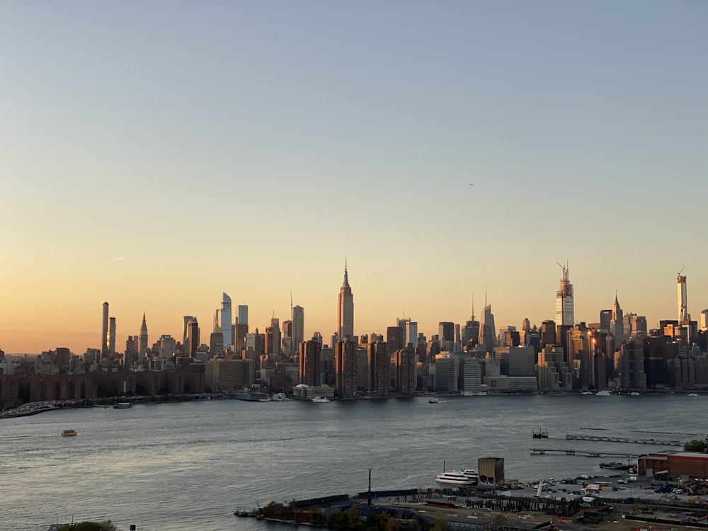 Skyline der Stadt tagsüber