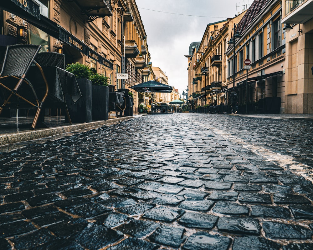 strada in cemento grigio e bianco tra gli edifici durante il giorno