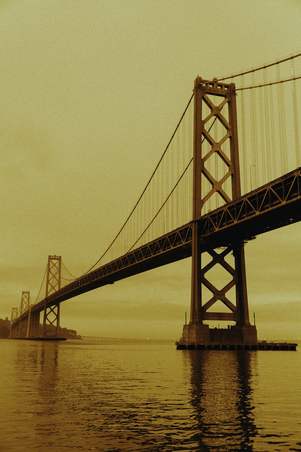 Golden Gate Bridge in fotografia in scala di grigi