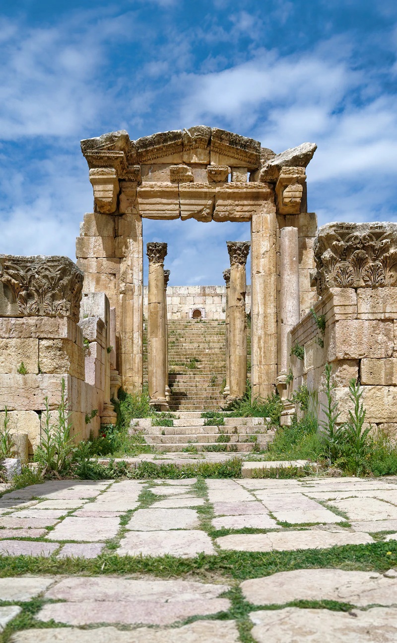 Arco romano y calzada de piedra