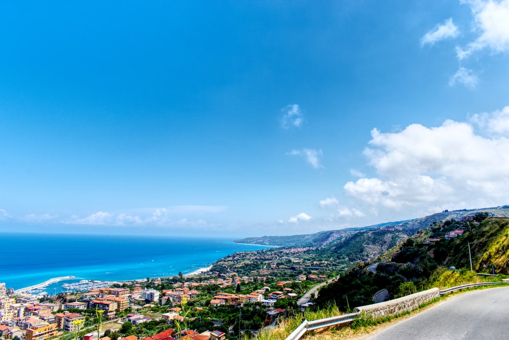 città vicino allo specchio d'acqua sotto il cielo blu durante il giorno