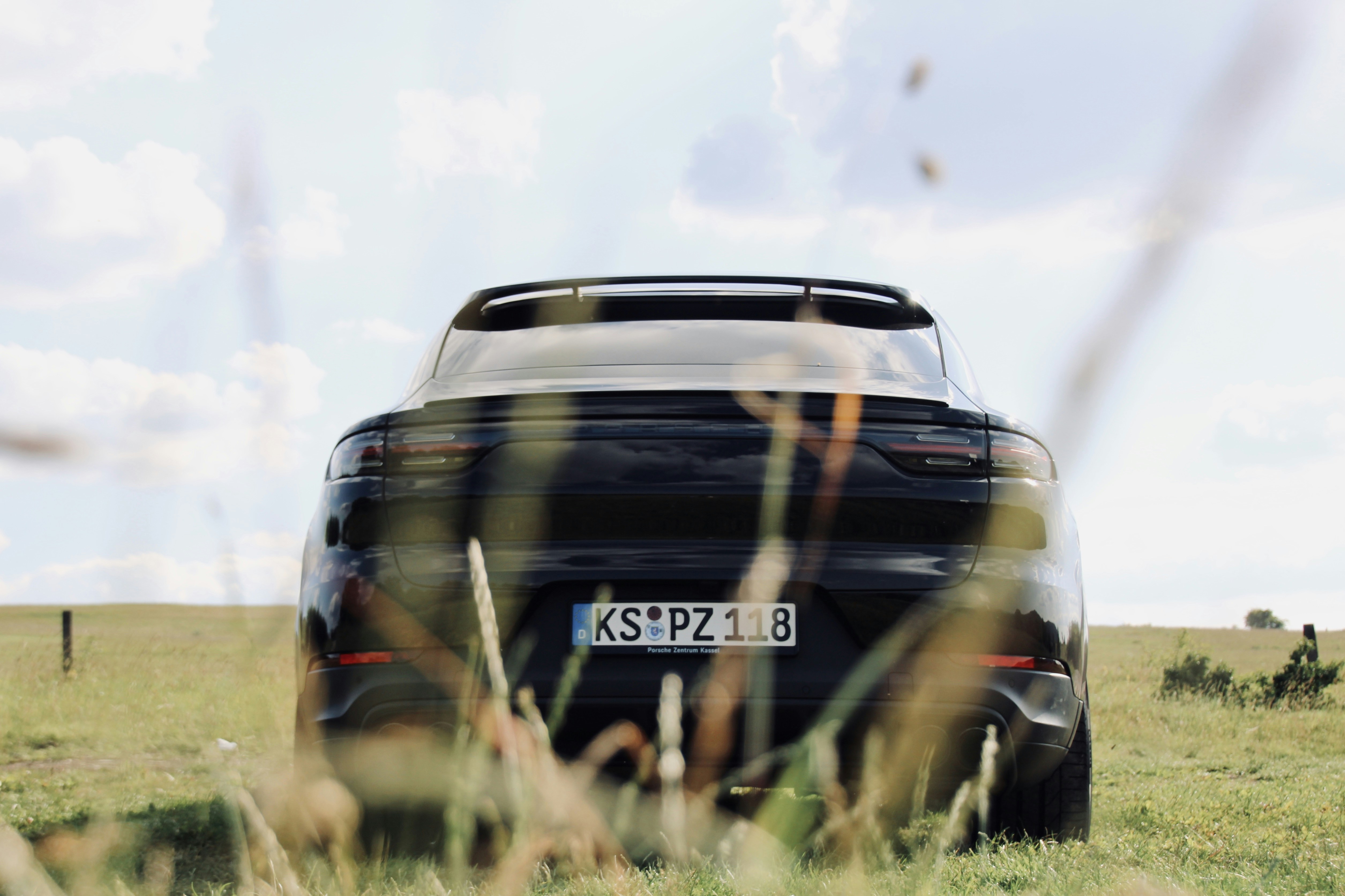 昼間の緑の芝生のフィールドに黒のアウディ車の写真 Unsplashで見つける自動車の無料写真