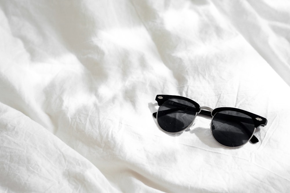 silver framed aviator style sunglasses photo – Free Image on Unsplash