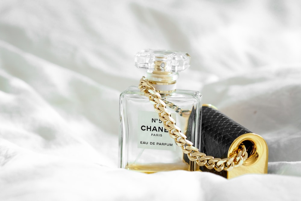 Gold and black perfume bottle photo – Free Paris Image on Unsplash