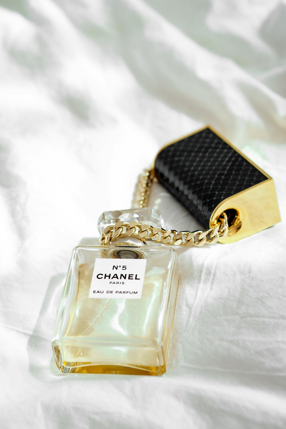 frasco de perfume dourado e preto