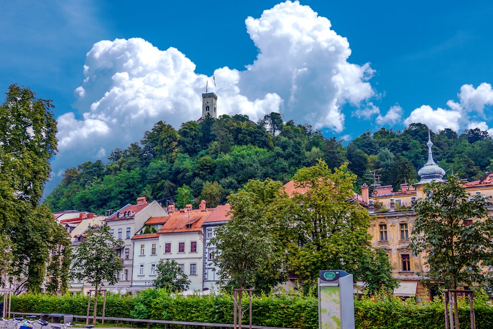 Braunes und weißes Betongebäude unter weißen Wolken und blauem Himmel tagsüber