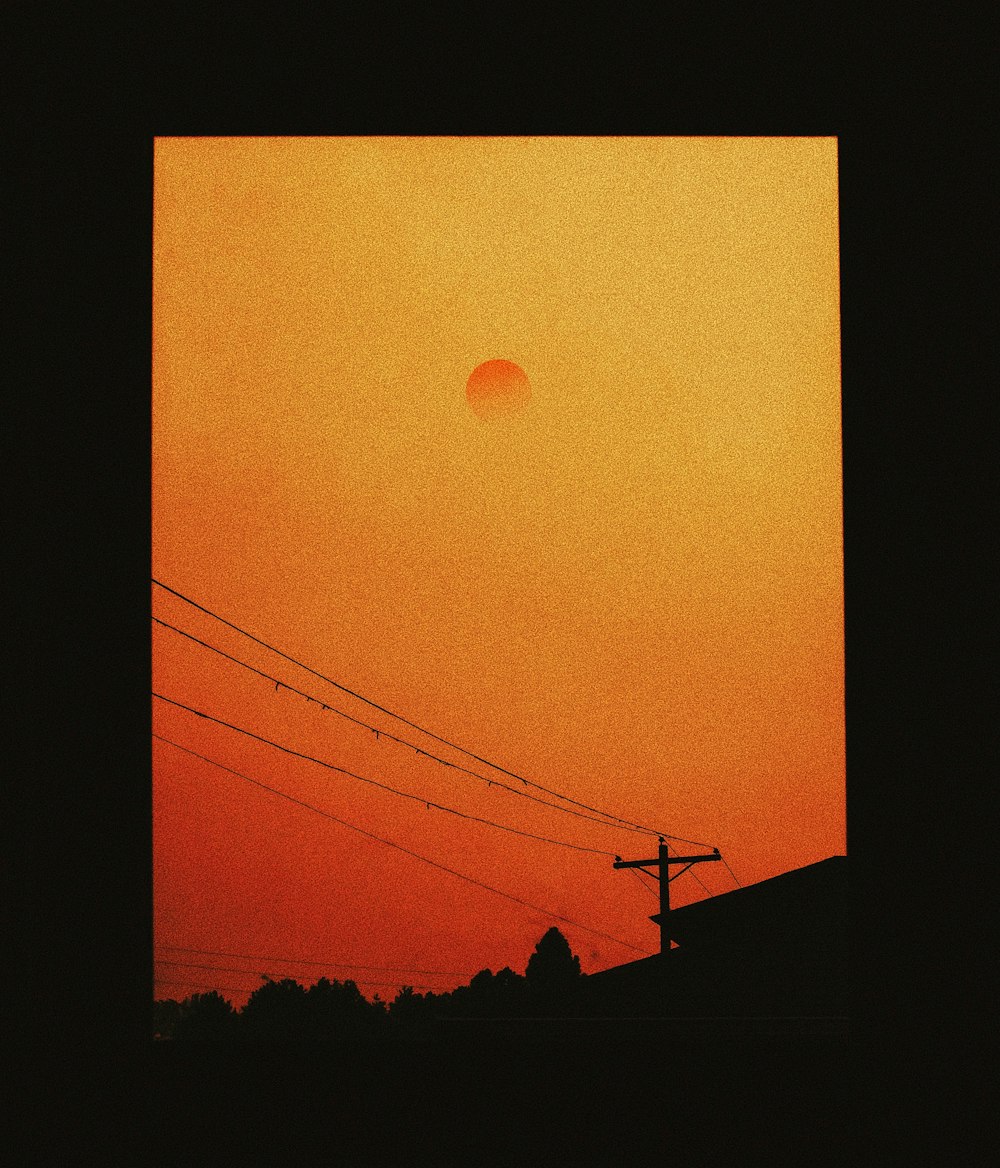 silhouette de poteau électrique pendant le coucher du soleil