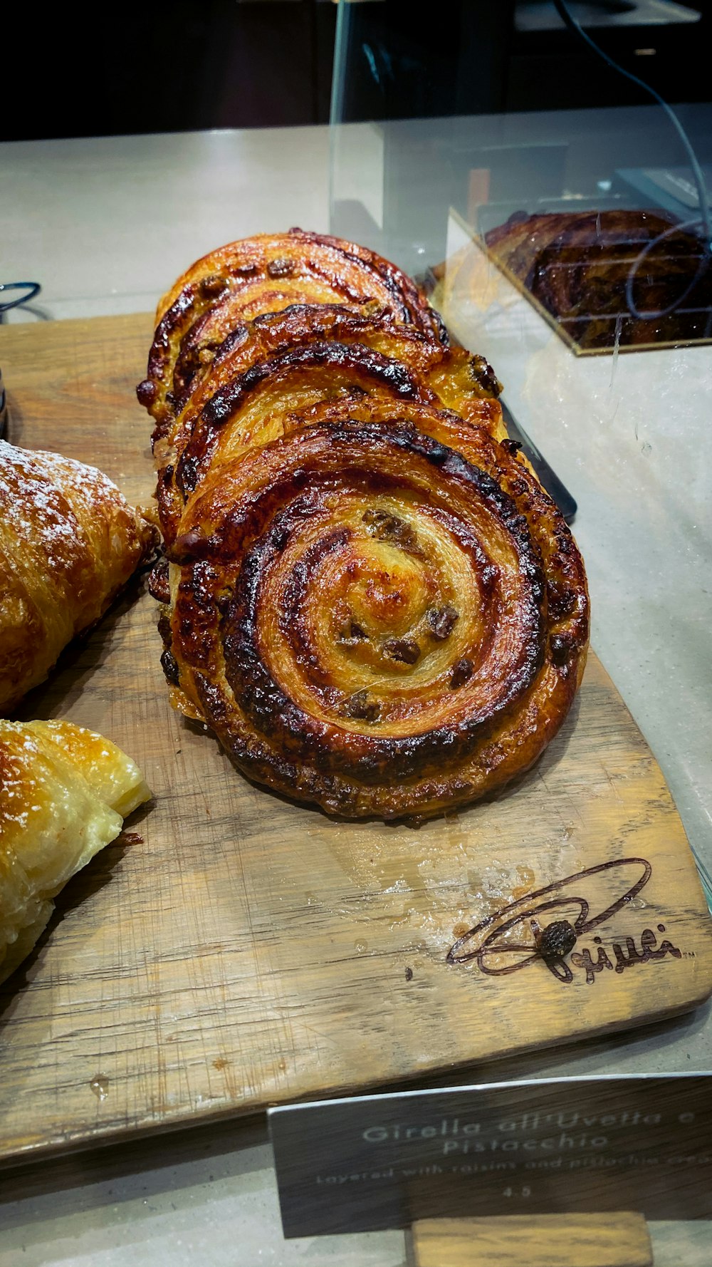 Schwarzbrot auf braunem Holztisch