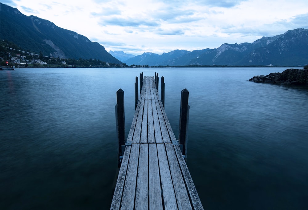 Braunes Holzdock am See tagsüber