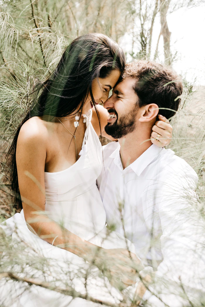 Tom kissing Lucía in the tall grass