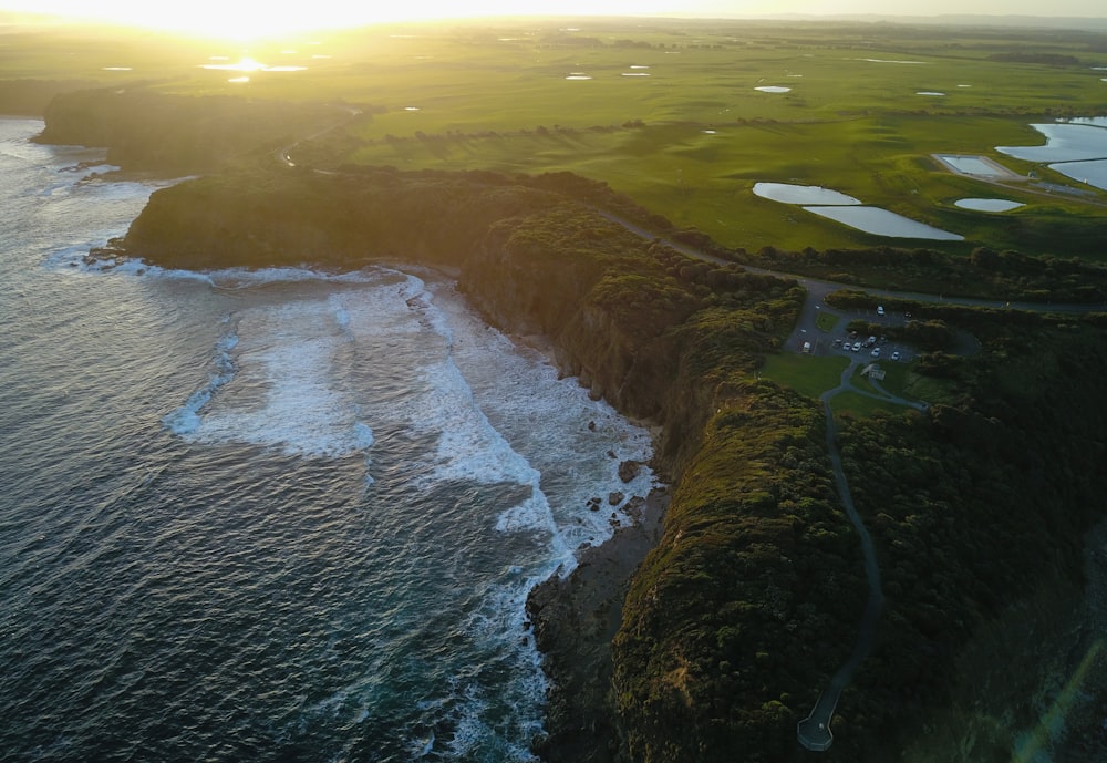 Una vista aerea di un campo da golf vicino all'oceano