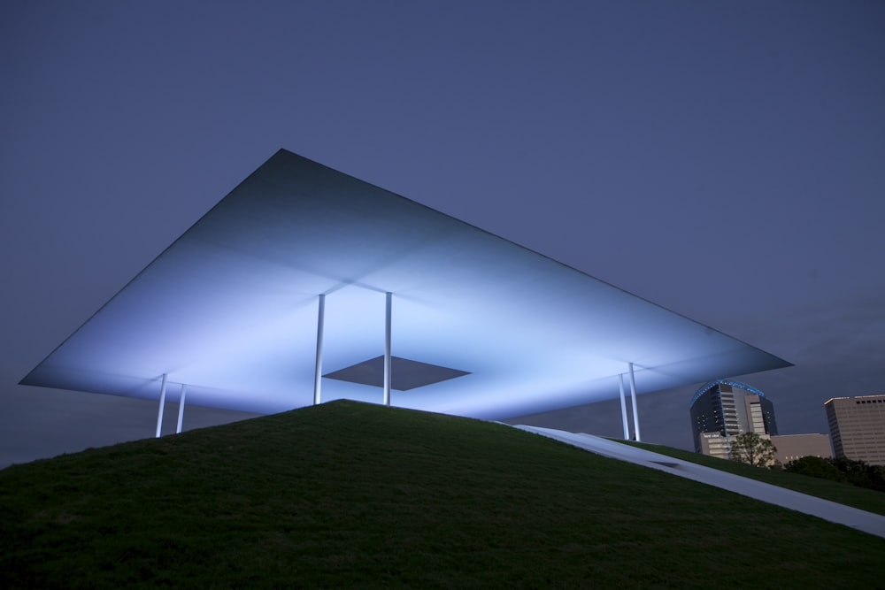 edificio bianco sotto il cielo blu durante la notte