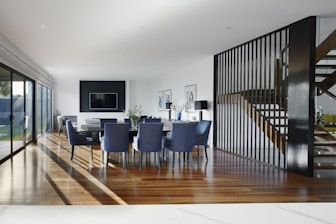 rénovation pièce familiale salon cheminée et parquet bois haut de gamme travaux luxembourg