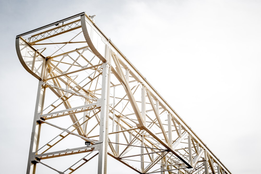 Weißer Metallturm unter weißem Himmel tagsüber