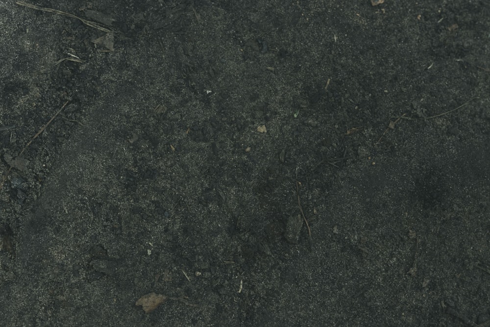 schwarzer und grauer Betonboden