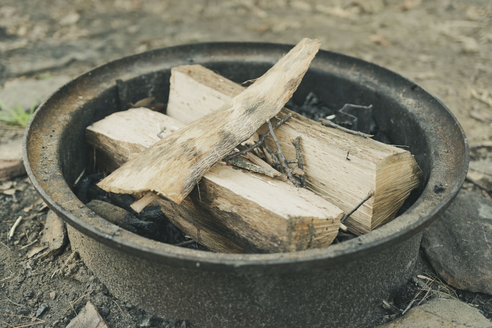 brown wood log in black round container