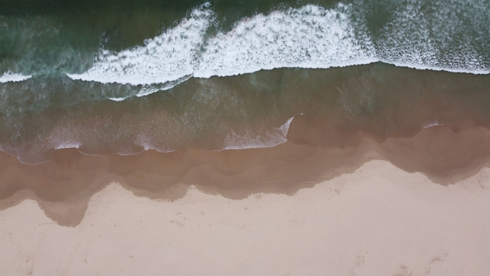 vue à vol d’oiseau des vagues de la mer