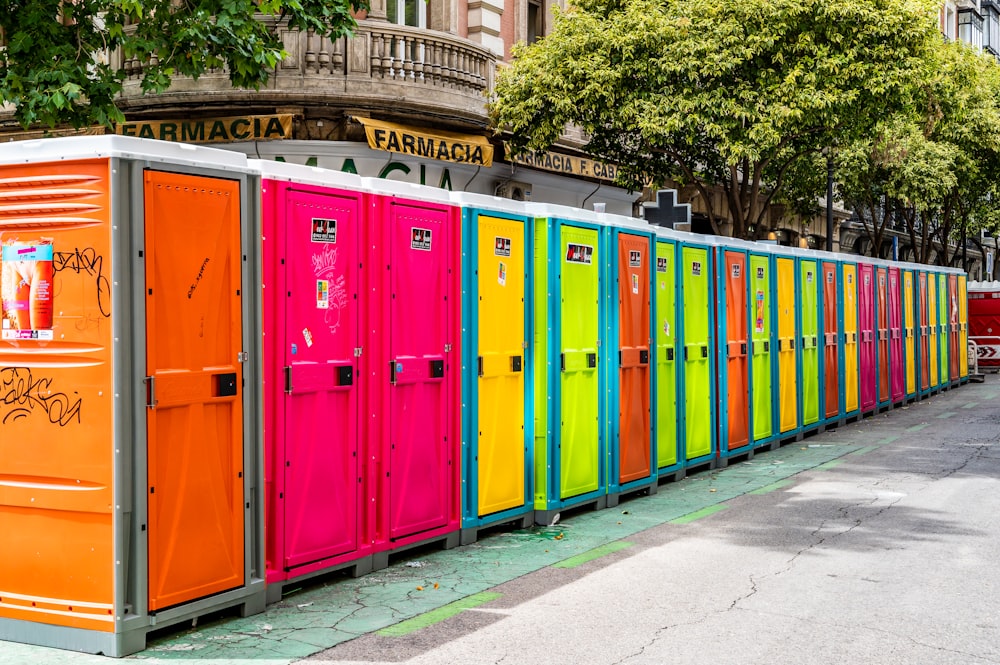 Puerta metálica roja, azul, amarilla y verde