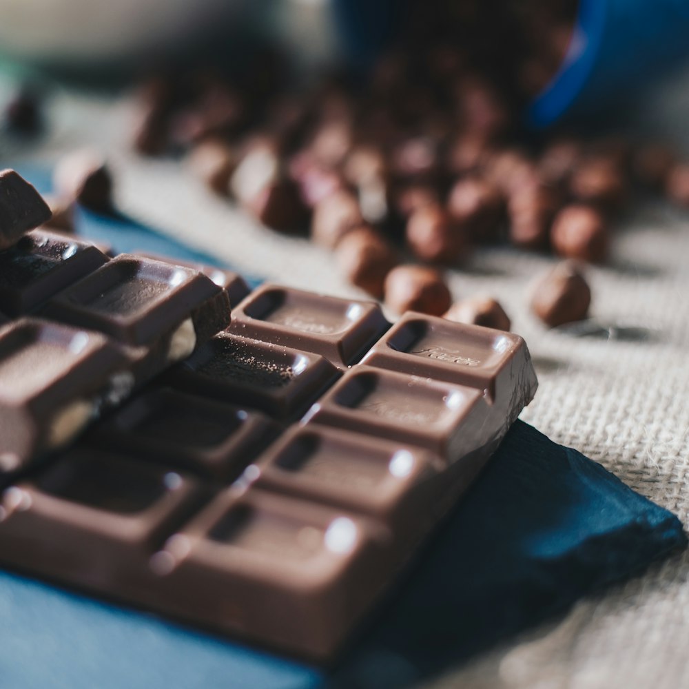 Teclado de ordenador negro sobre textil azul