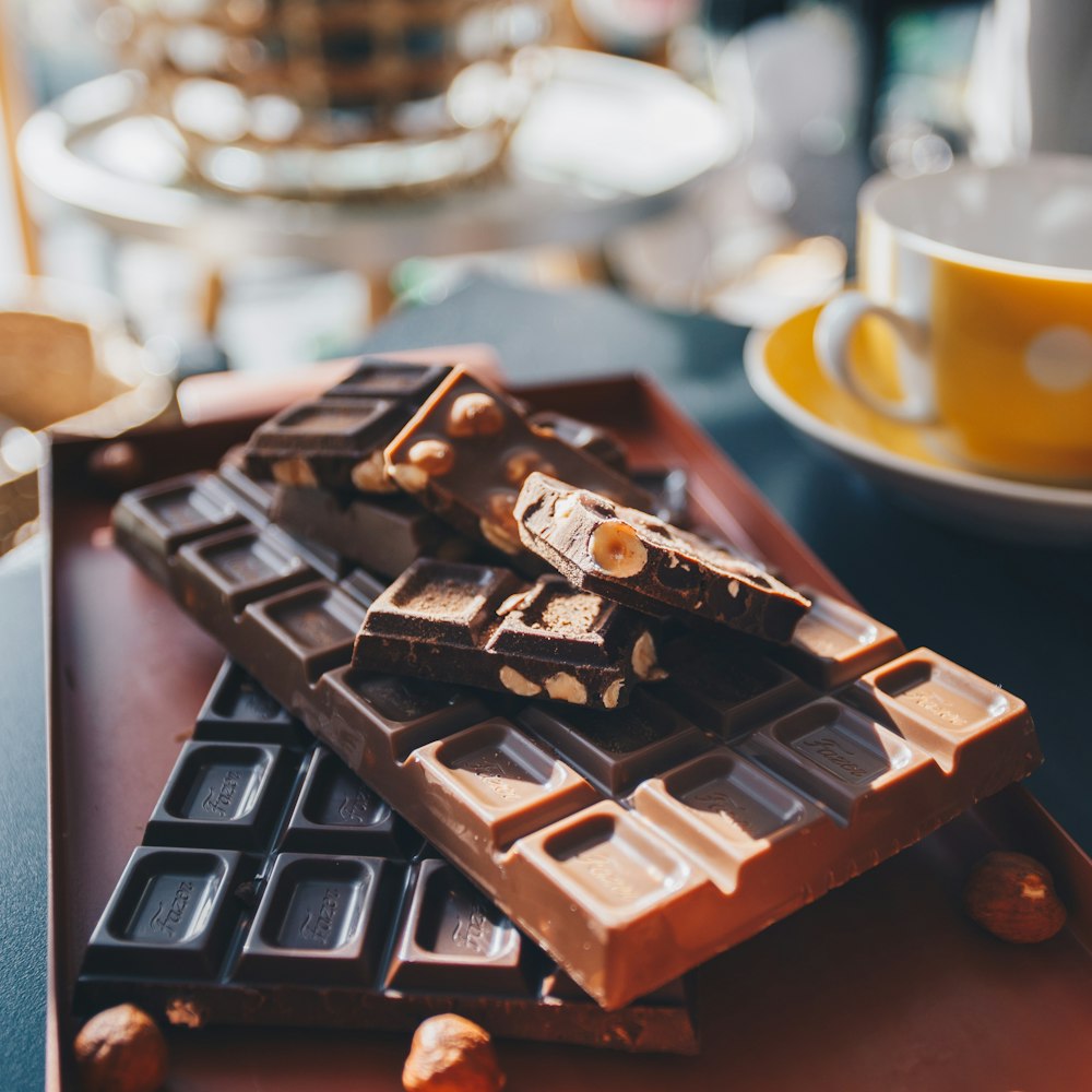 Tablette de chocolat marron sur table en bois marron