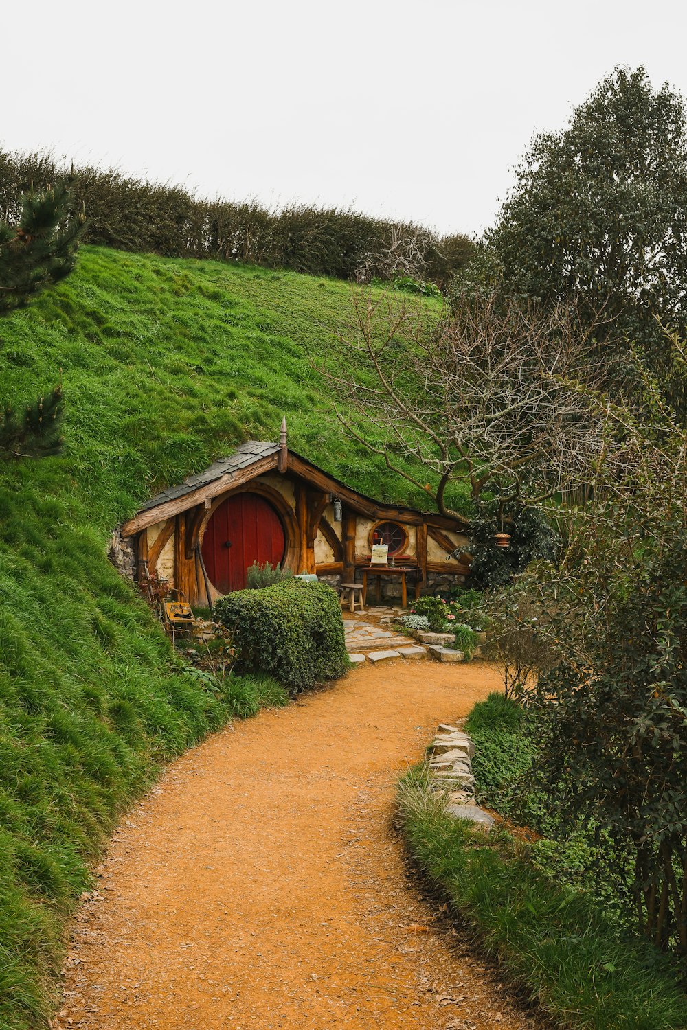 Braunes Holzhaus in der Nähe von grünen Bäumen tagsüber