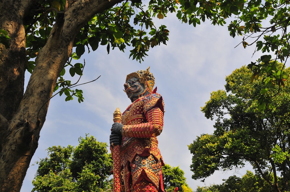 estátua marrom e bege do dragão