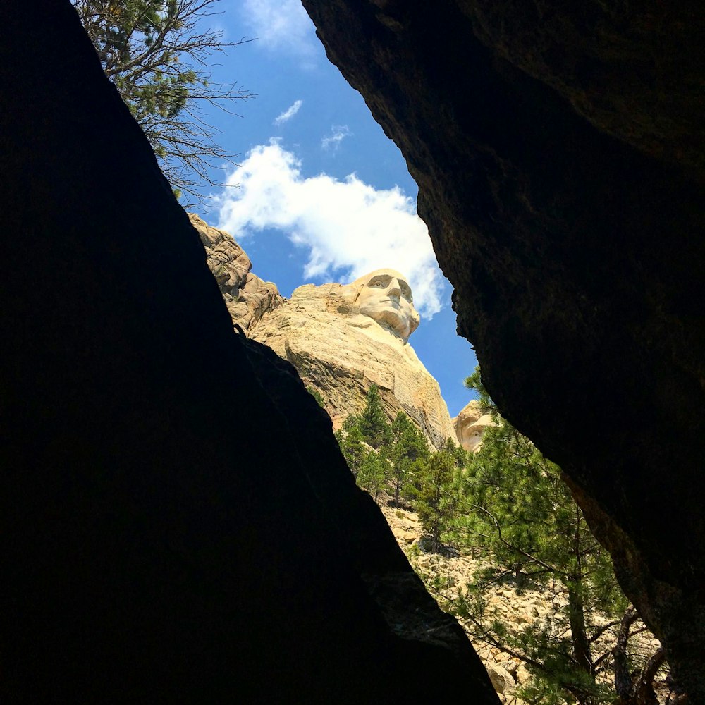 Formación de rocas marrones durante el día