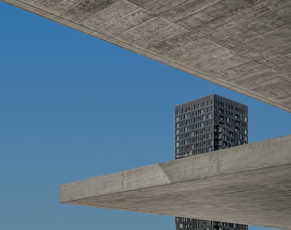 edificio in cemento marrone sotto il cielo blu durante il giorno