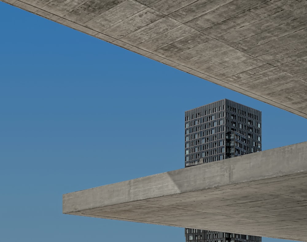 Bâtiment en béton brun sous le ciel bleu pendant la journée