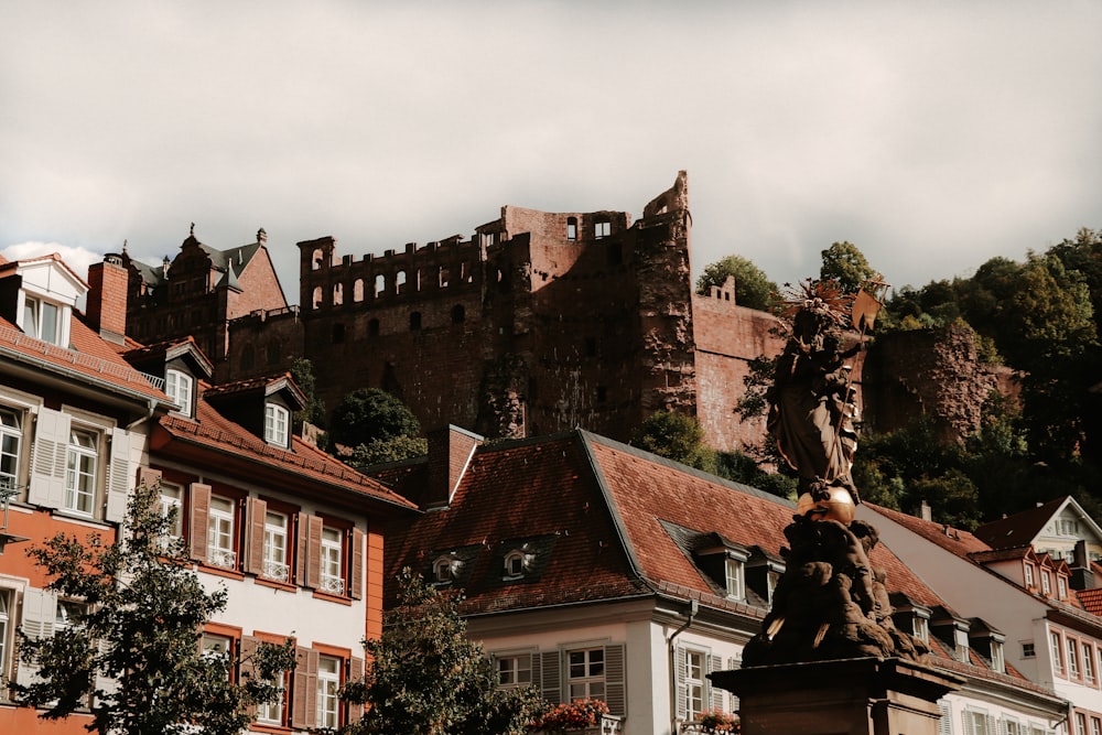 Braunes und weißes Betongebäude unter weißen Wolken tagsüber