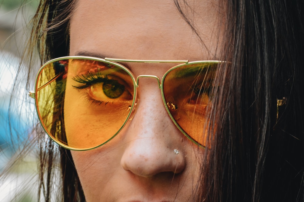 femme portant des lunettes de soleil aviateur à monture dorée