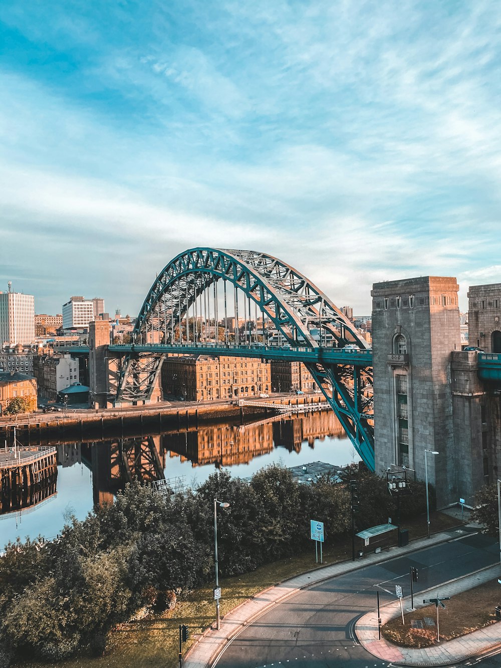 ponte marrom sobre o corpo de água durante o dia