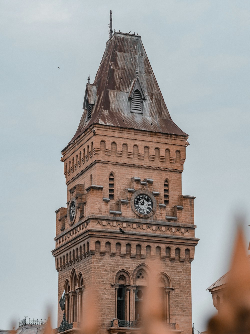 edifício de concreto marrom com relógio