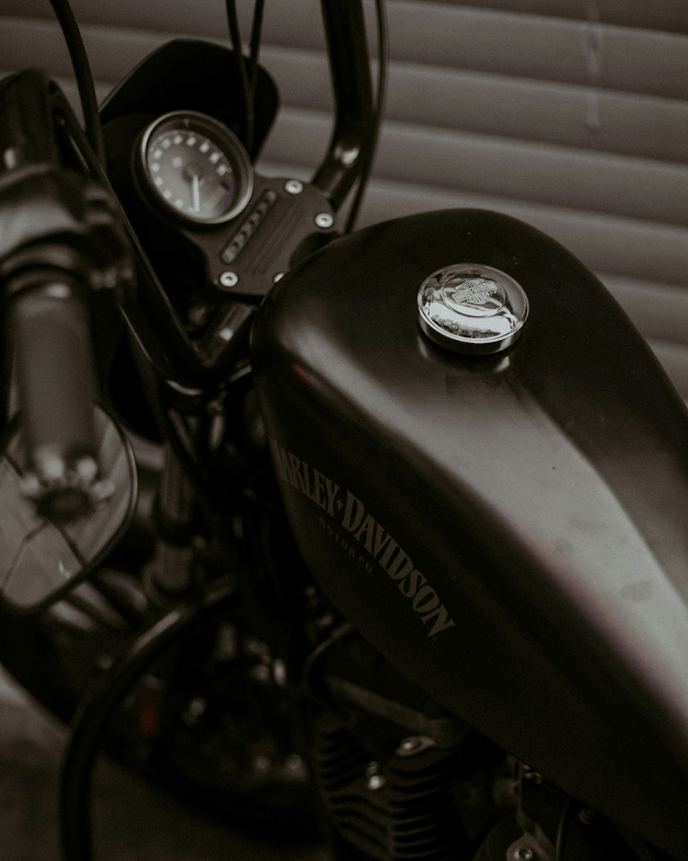 Motocicletta Harley Davidson nera e grigia