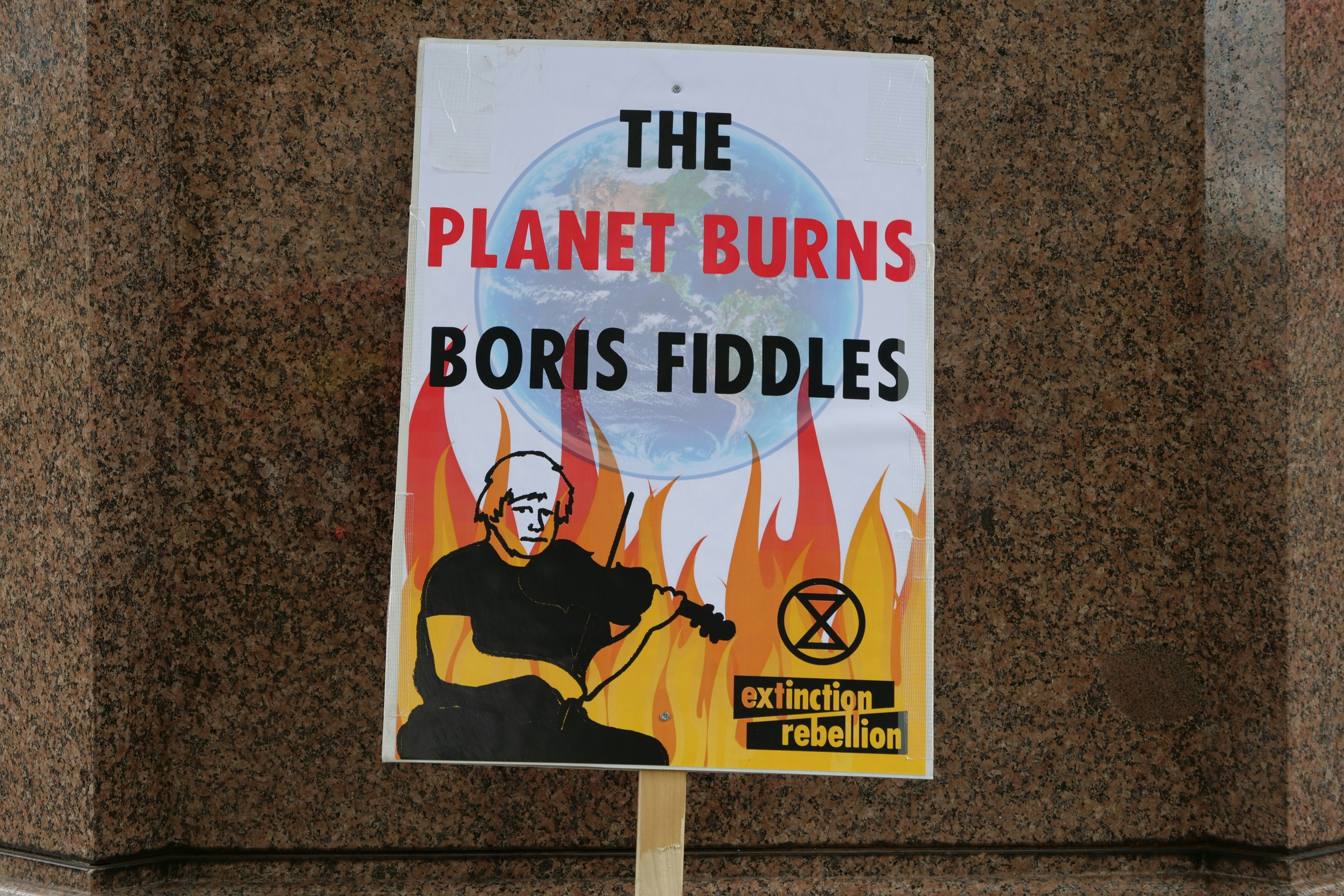 un letrero en un poste frente a un edificio