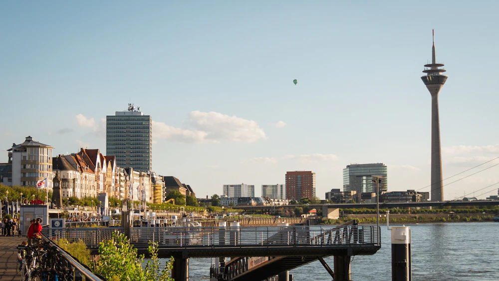 Panorama Düsseldorfu nad Renem pod błękitnym niebem