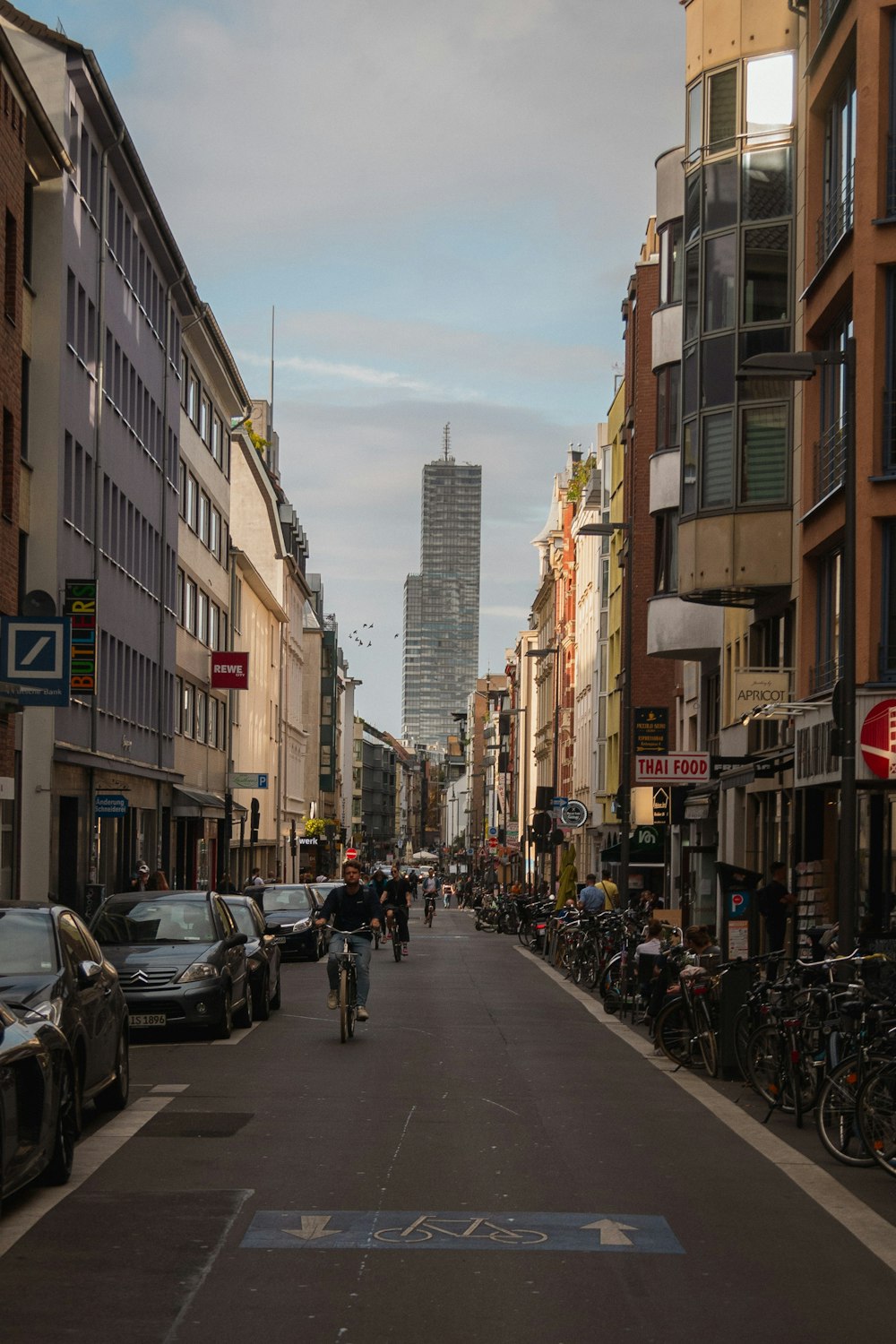 Menschen, die tagsüber auf der Straße spazieren gehen