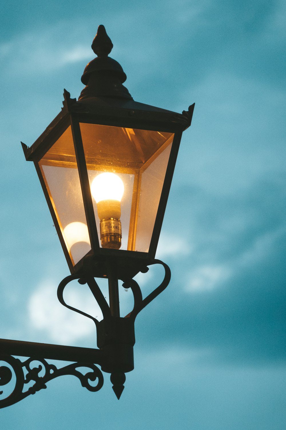 black and yellow street lamp