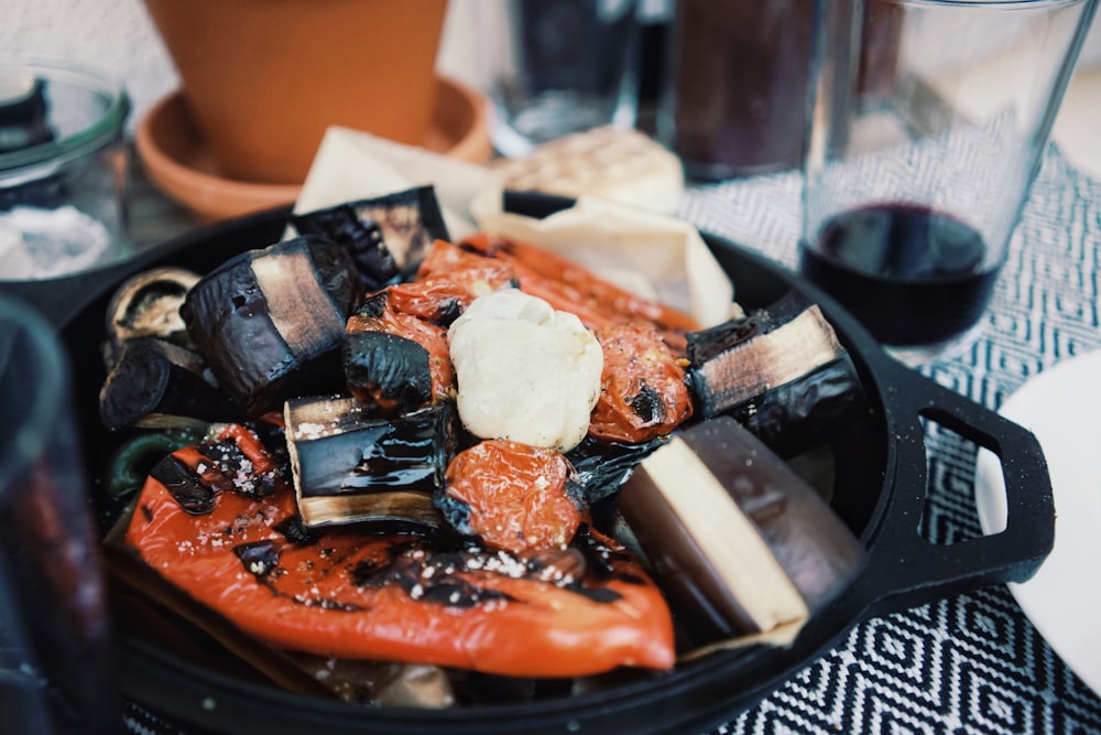 Carne en lonchas en plato de cerámica negra