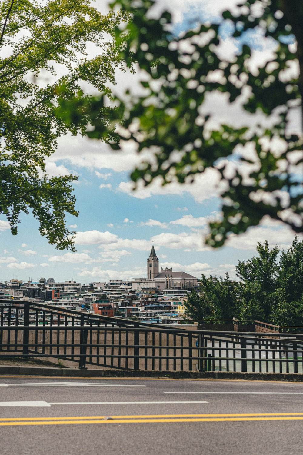 Skyline der Stadt unter blau-weißem, sonnigem, tagsüber bewölktem Himmel