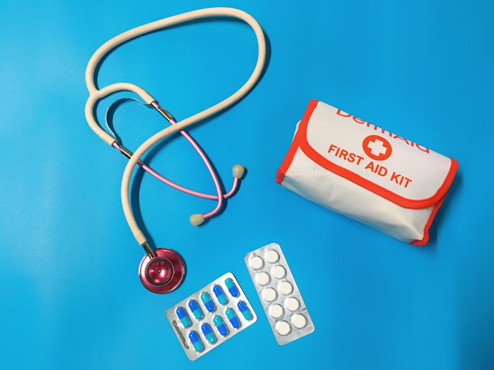 un sacchetto di pillole, uno stetoscopio e un kit di pronto soccorso