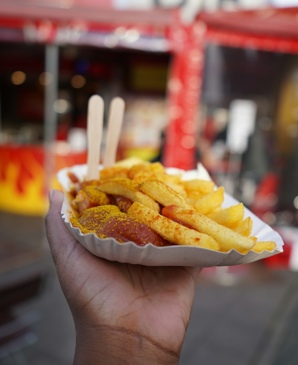 Persona sosteniendo hamburguesa con queso