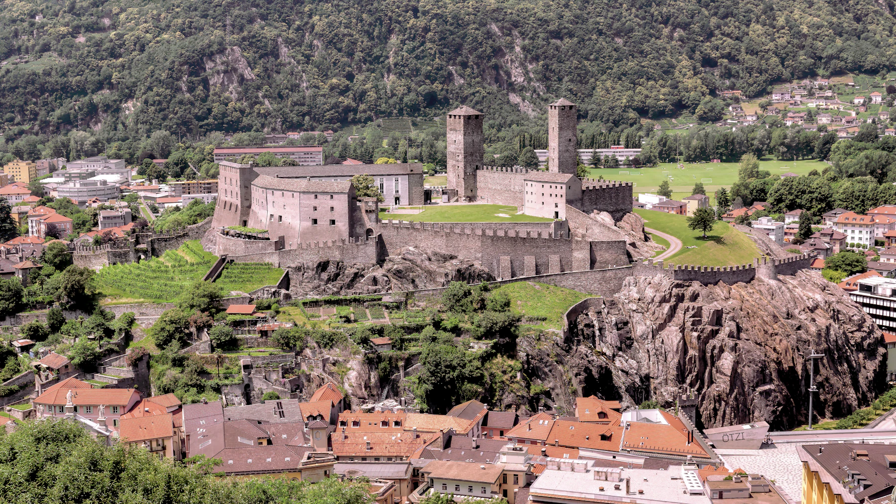 Bellinzona dall'alto con Castelgrande e le montagne