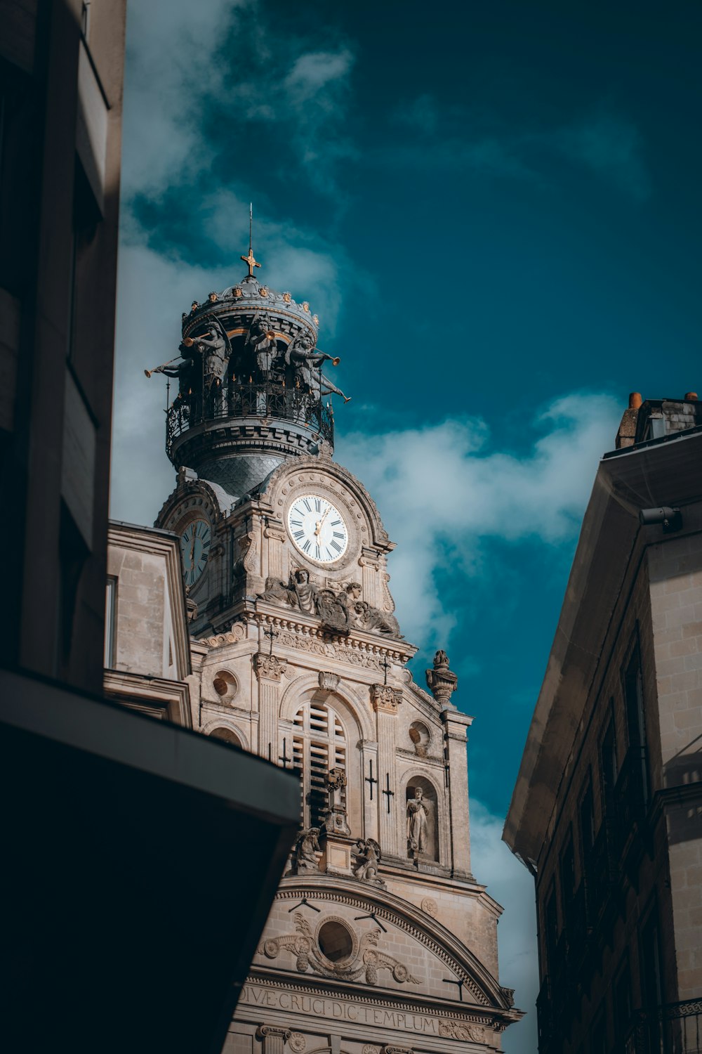 Edificio de hormigón blanco y negro bajo cielo azul