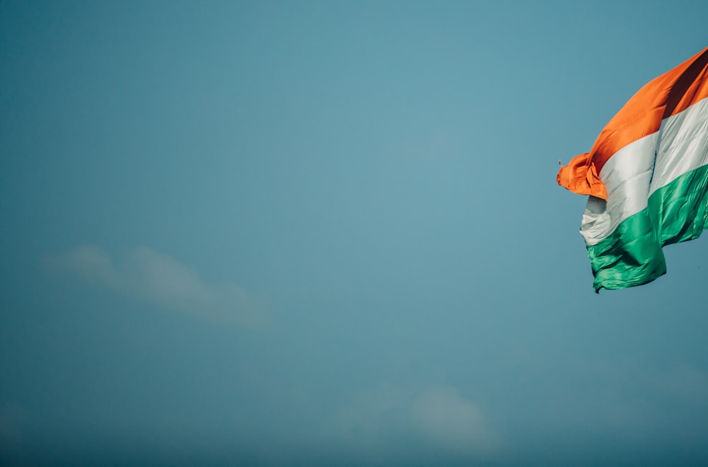 mariposa naranja y negra en el cielo azul