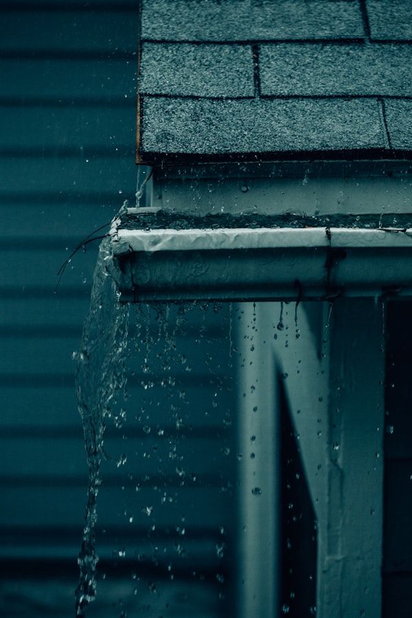 Water dat van een dakrand afloopt