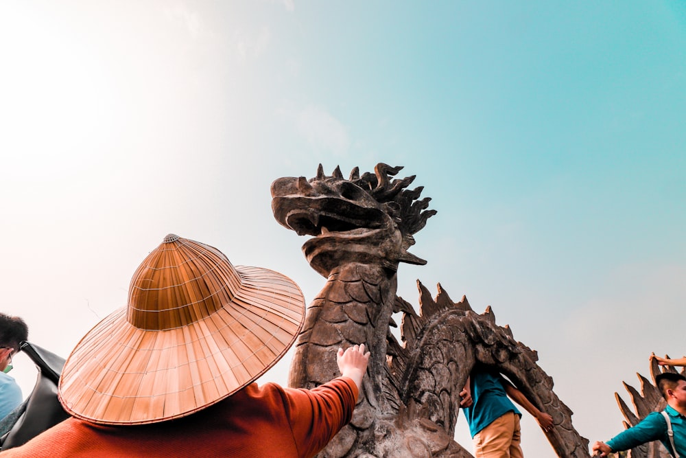 Une statue d'un dragon devant un bâtiment photo – Dragon chinois Photo sur  Unsplash