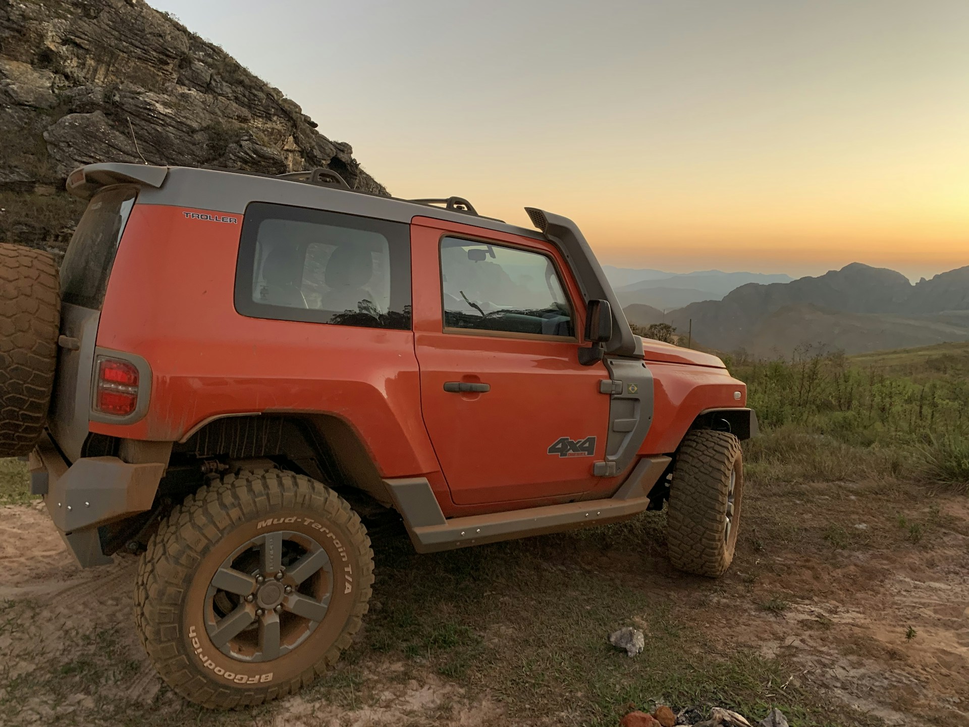 gray computer monitor