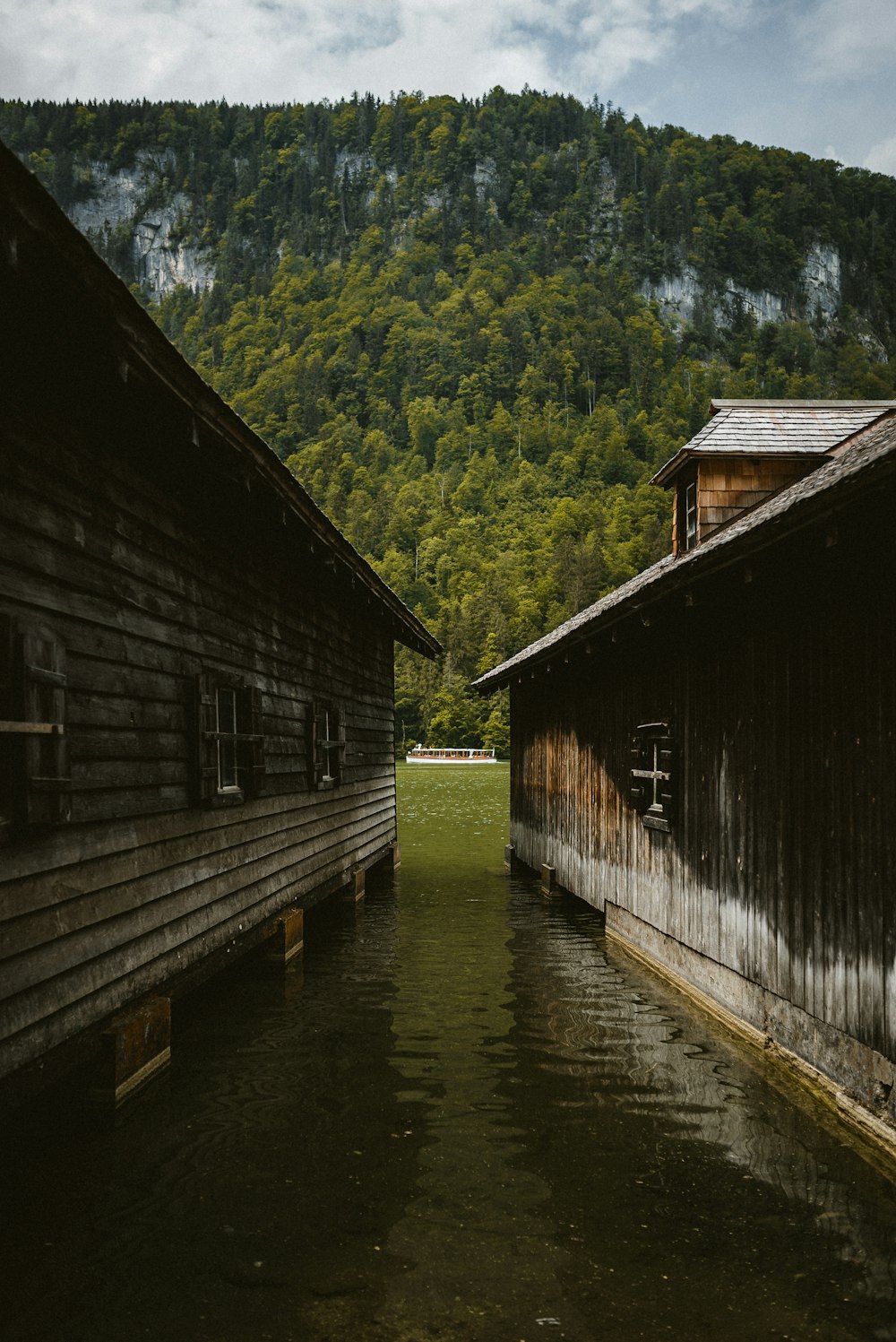 川の上の茶色の木造住宅
